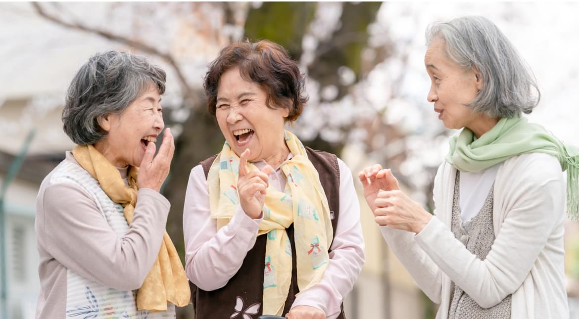 笑顔でお話をするご高齢の女性3人の様子