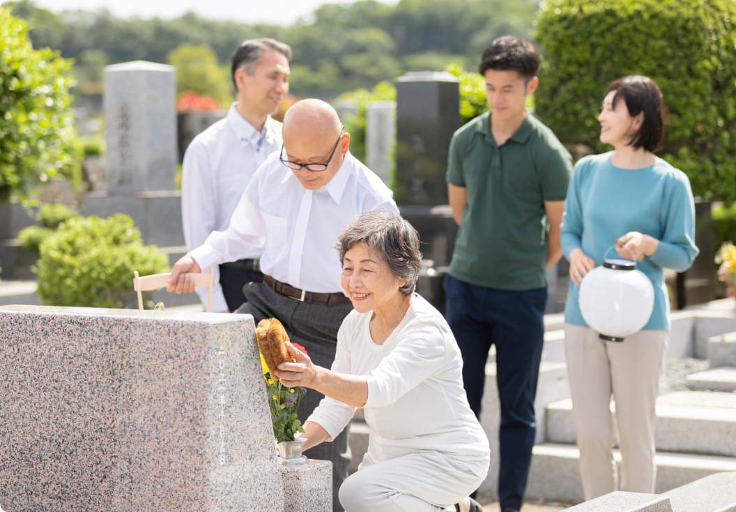 家族でお墓参りをしている様子