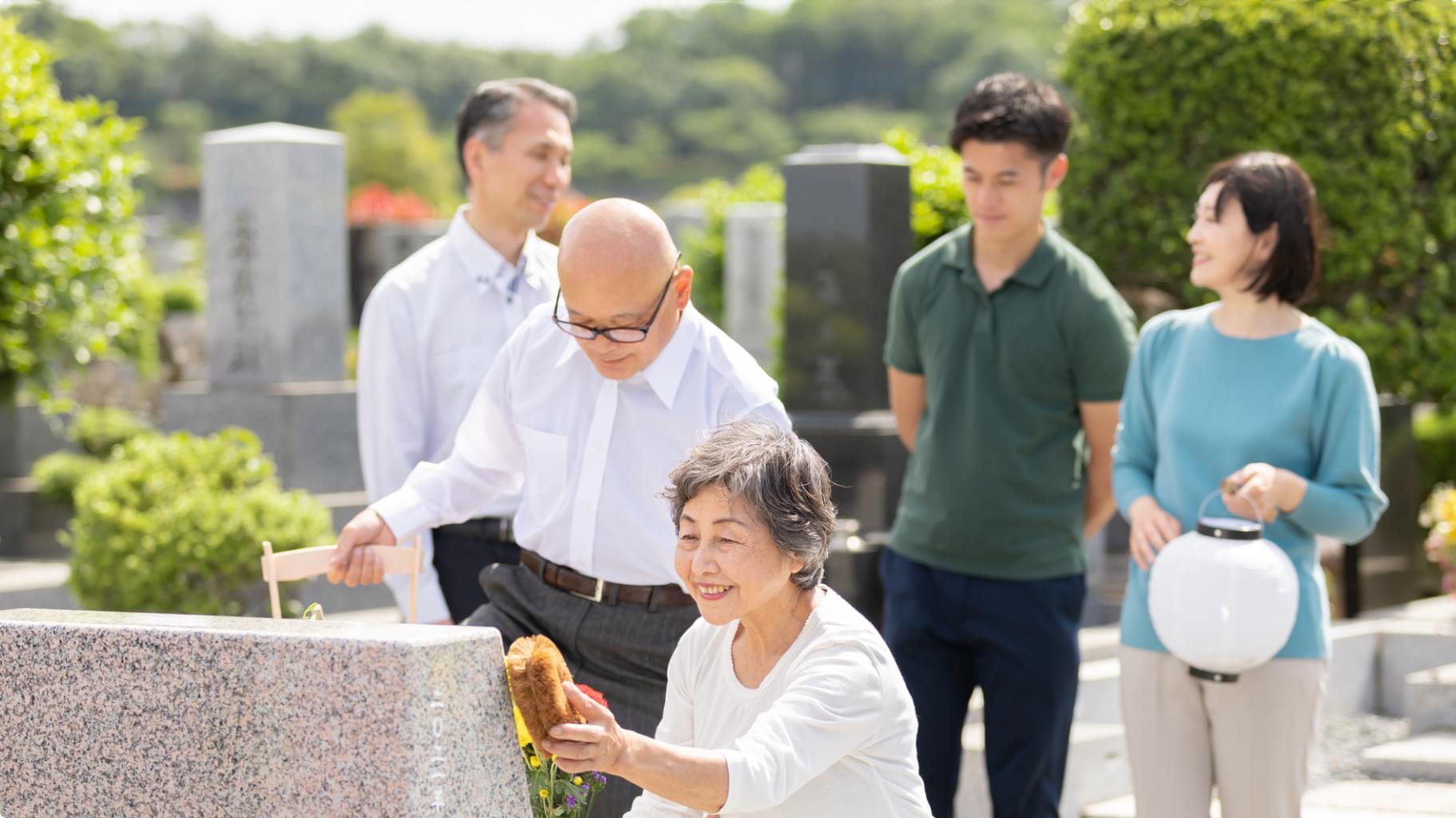 家族でお墓参りをしている様子